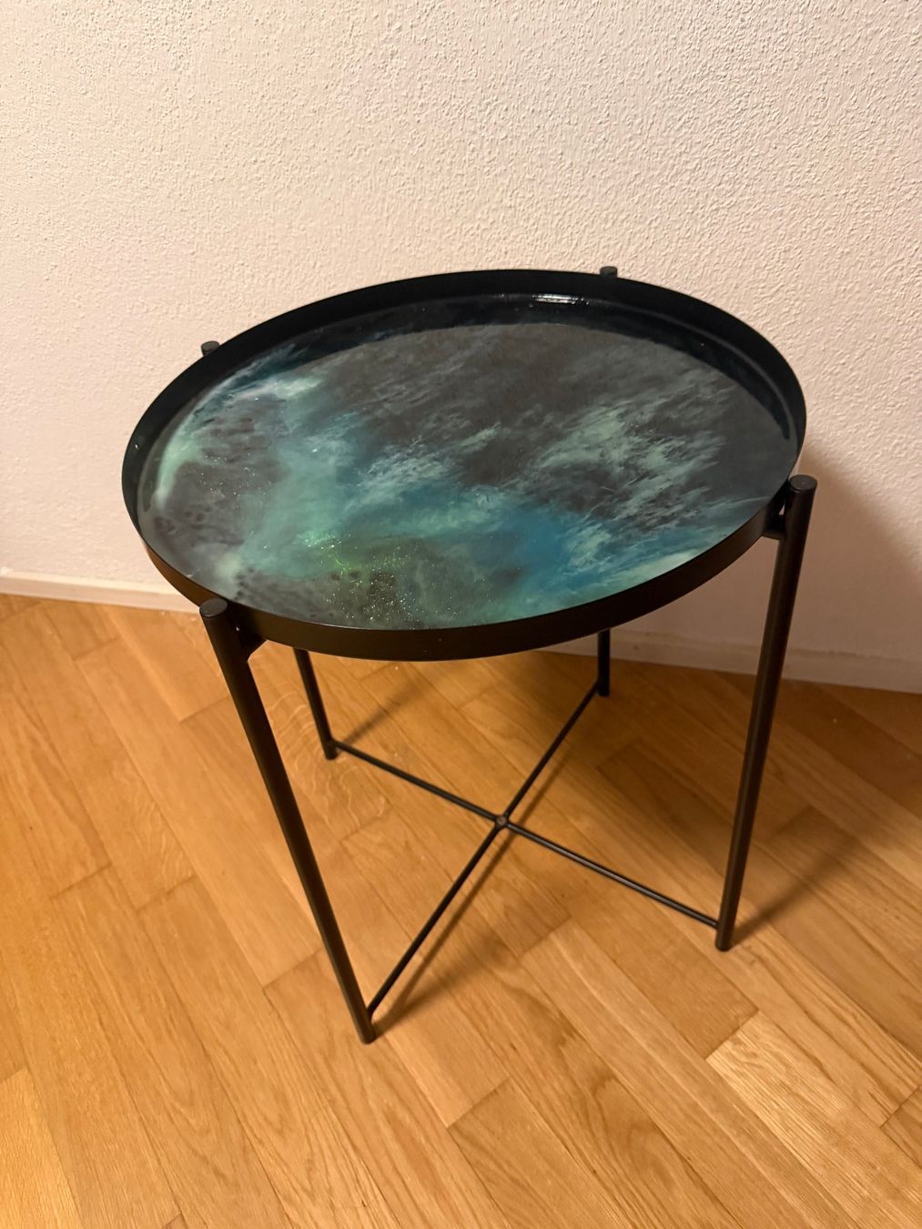 Ikea Tavoli: Schwarz Metall Rund Couchtisch (Ocean Waves Epoxy) – Usato da Hendschiken venduto da emstan