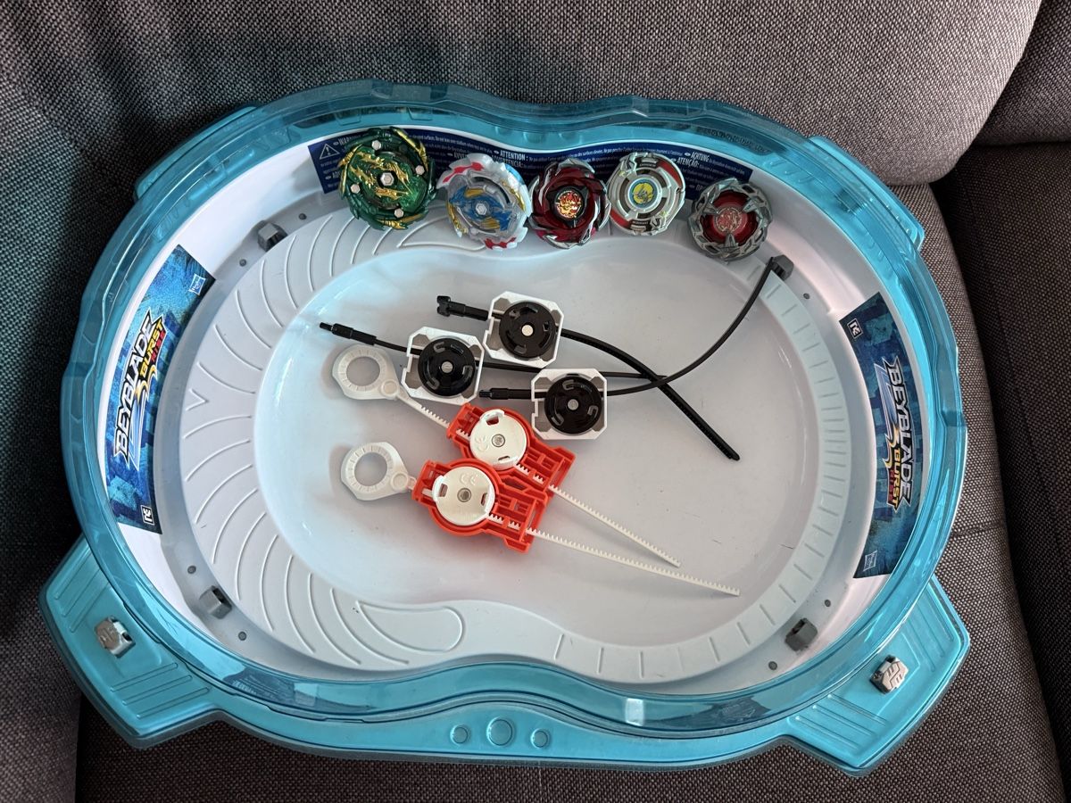 Hasbro Giocattoli: Beyblade Arena mit 5 Beyblades – Usato da Buchs SG venduto da and_d8tp 1