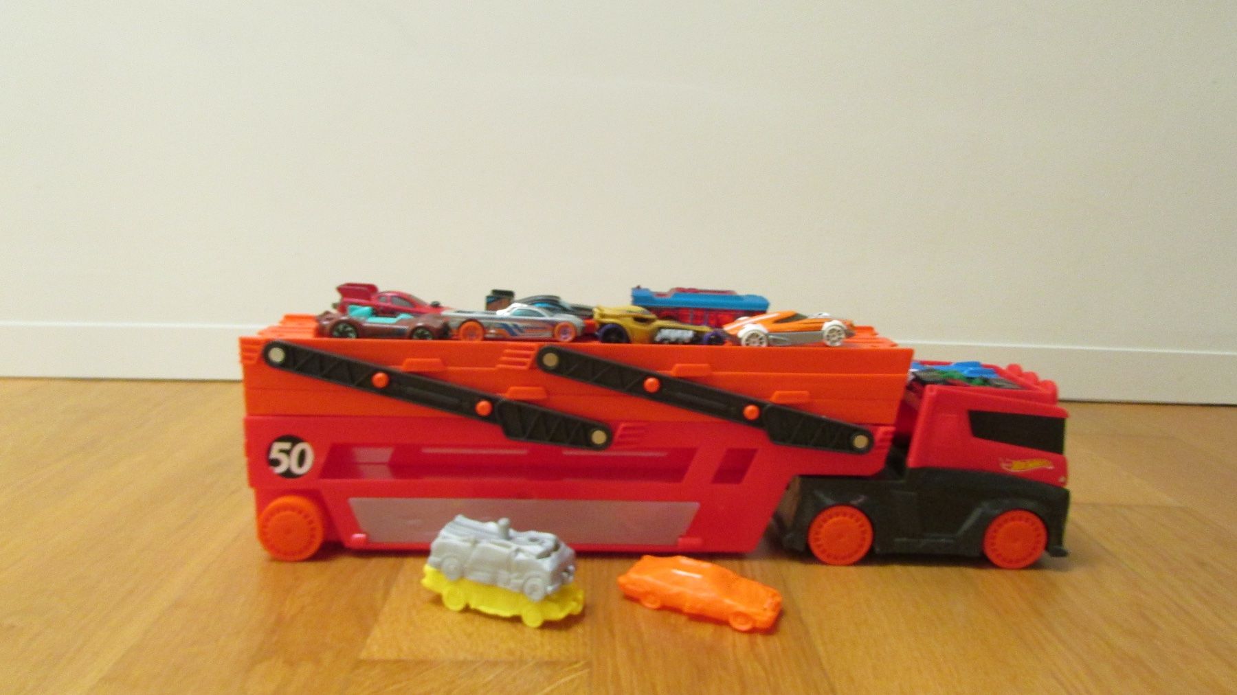Hot Wheels Giocattoli: Hot Wheels Mega Hauler Auto Laster m. 9 Autos – Usato da Thalwil venduto da BoBerge 1