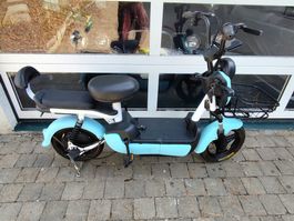 Elektro-Scooter Moped blau weiss mit Korb gebraucht / defekt