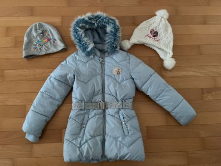 Winter Set: Frozen Jacke Gr. 140 und 2 Kappen