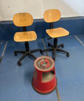 2 x Bürostühle Holz und 1 x Trittstufe gebraucht