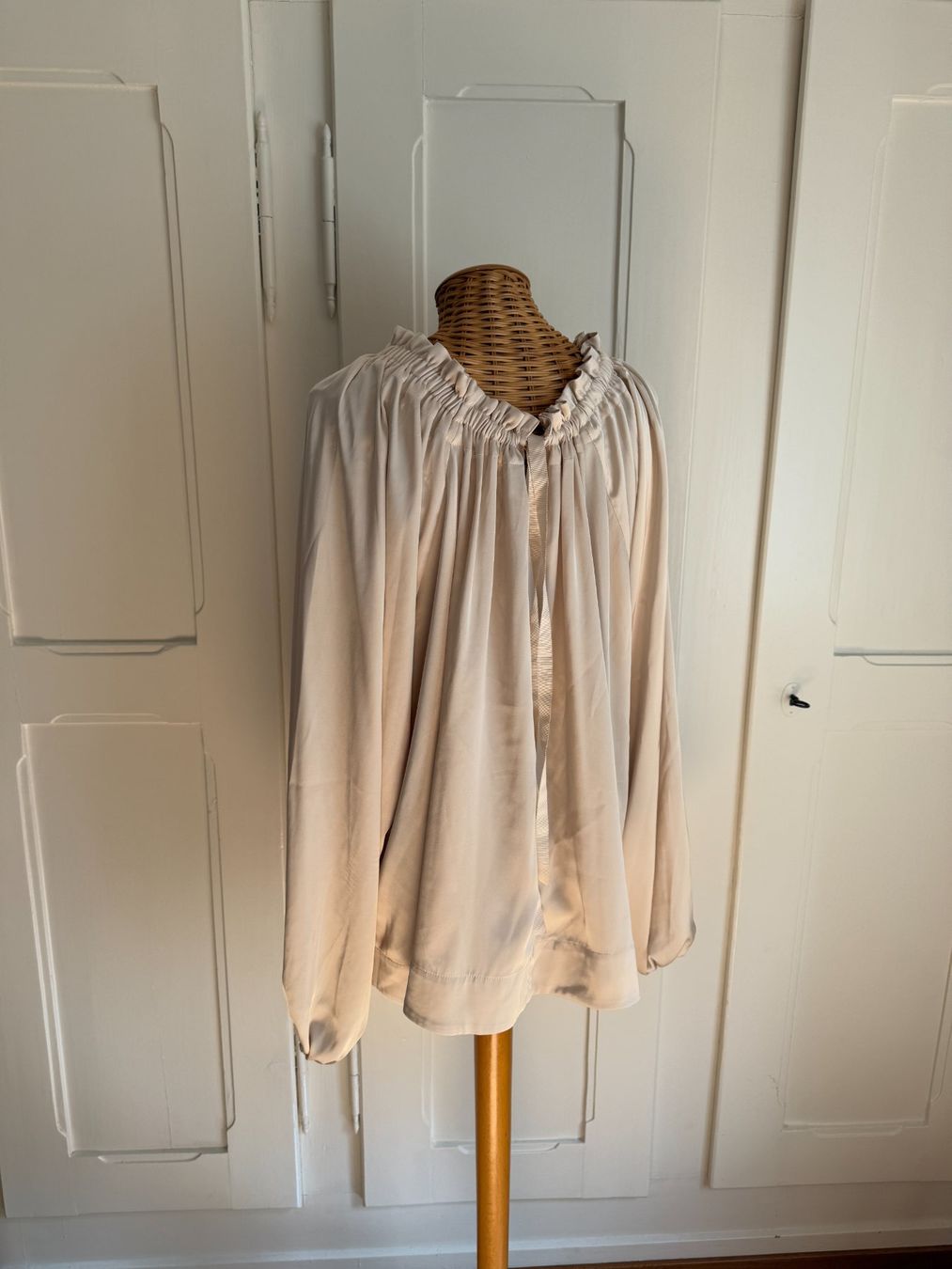 H&M Camicette: Satin Bluse crème fliessend L – Usato da Zürich venduto da Diazaio 2
