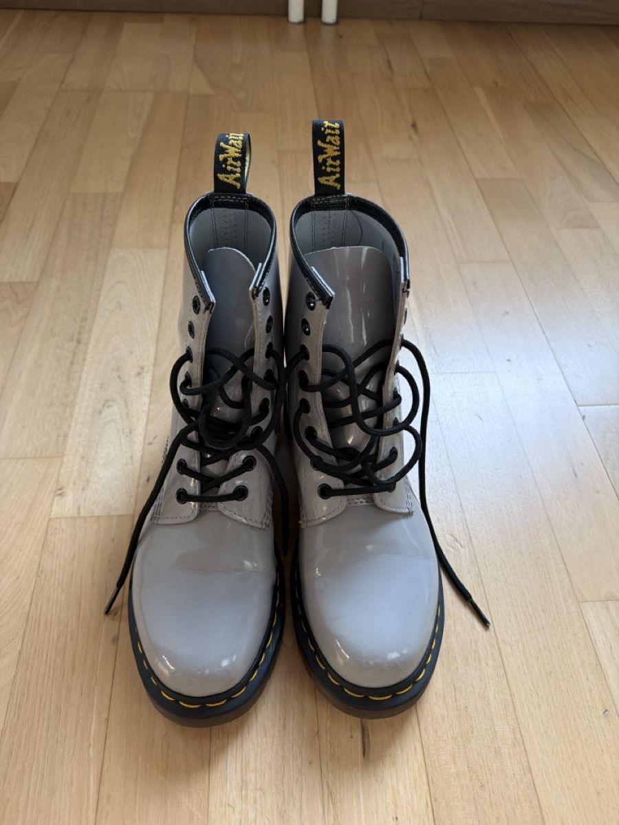 Dr. Martens Scarpe da donna: Dr. Martens grau – Nuovo (secondo la descrizione) da Birsfelden venduto da Haex