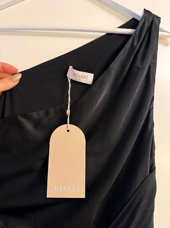Kleider: SCHWARZES ONE-SHOULDER-MAXIKLEID – Neu und originalverpackt aus Niederhelfenschwil von Mileko 2
