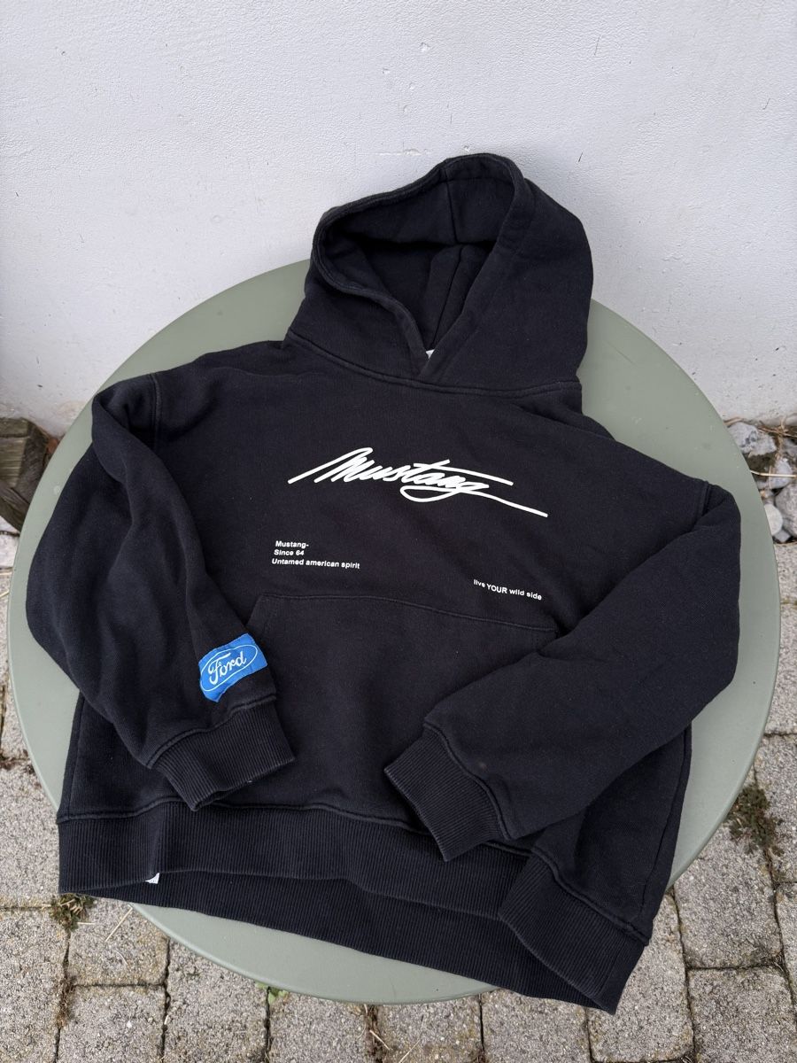 Maglioni & Felpe: Kapuzenpullover Ford Mustang schwarz Grösse 140 – Usato da Luzern venduto da utomjordisk 1