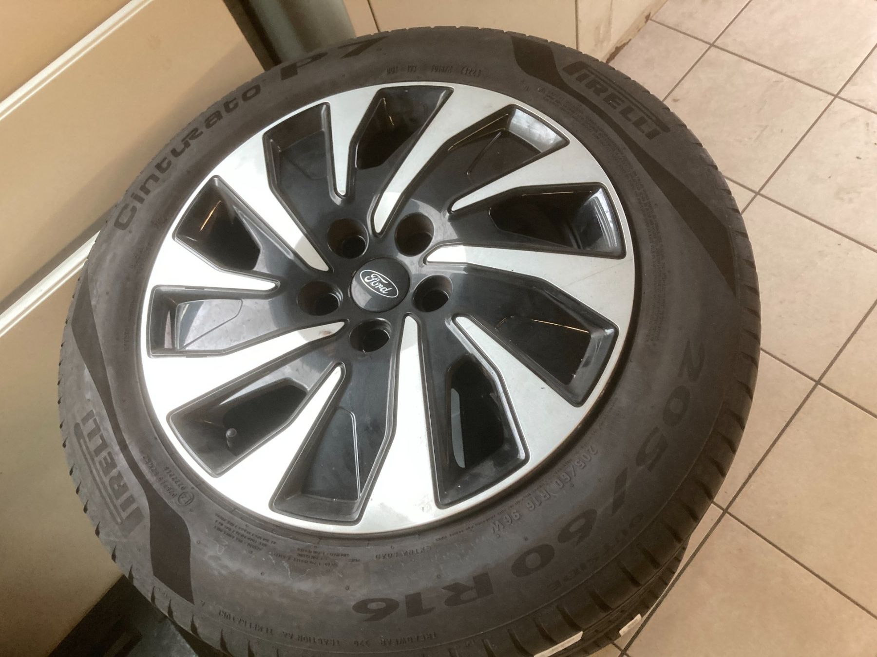 Ford Pneus & Kompletträder: Ford Focus Sommerräder 205/60R16  Pirelli – Gebraucht aus Cham von WB2223