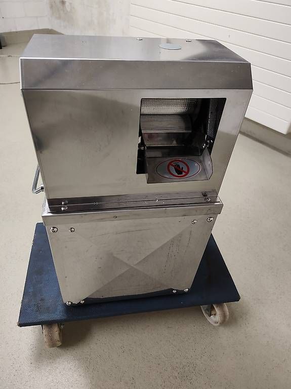 Elettrodomestici da cucina: Sugarcane Juice Press Machine 800W 220V – Usato da Oberarth venduto da mar_v5zm 3