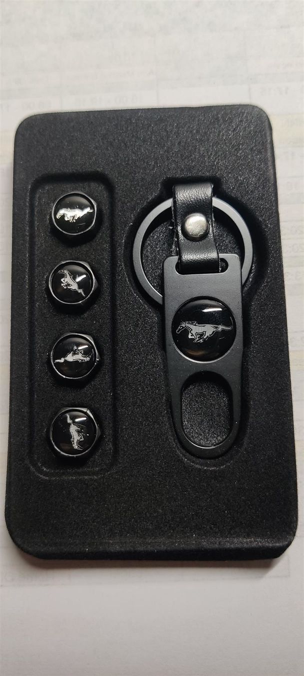 Ford Tutti pezzi di ricambio auto: Ventilkappen Schwarz mit Mustang Logo – Nuovo e nell'imballaggio originale da Wohlen AG venduto da Rianxo 1