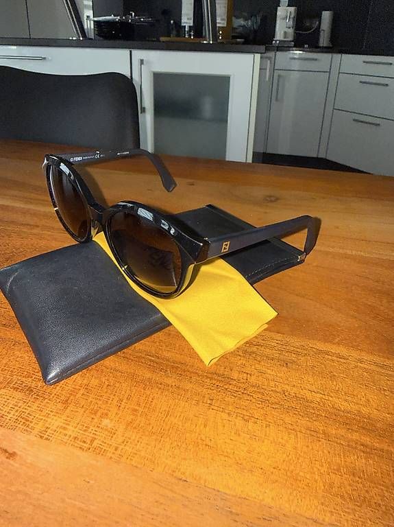 Fendi Occhiali & Lenti: Lunette de soleil Fendi – Usato da Collombey venduto da por_s5dt 2