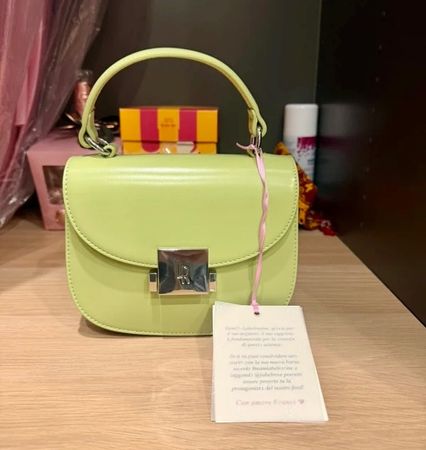 Vendo piccola borsetta in similpelle liscia nel color verde