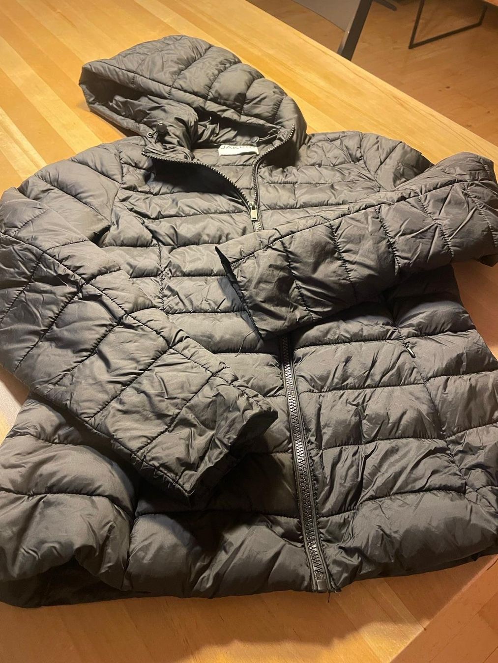 Jacken: Schwarze Daunenjacke, neuwertig, Jake's, Medium – Gebraucht aus Zürich von Joba-Sell