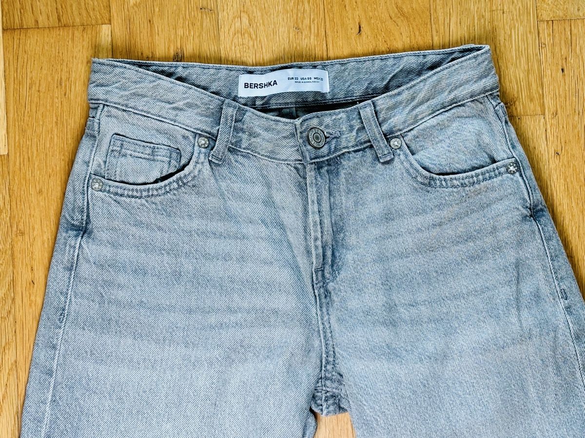 Bershka Jeans: Bershka Jeans Hellgrau, Gr. 32 – Nuovo (secondo la descrizione) da Fehraltorf venduto da nolram75 3