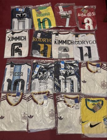 Fussball  Kleider diverse Adidas neu 16 stk. 