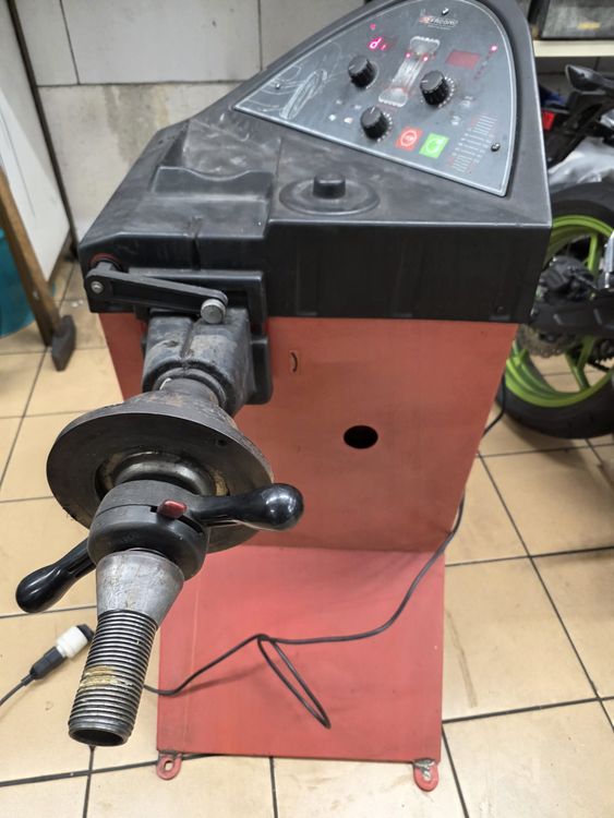 Équilibreuse de roue manuelle - Précision et simplicité