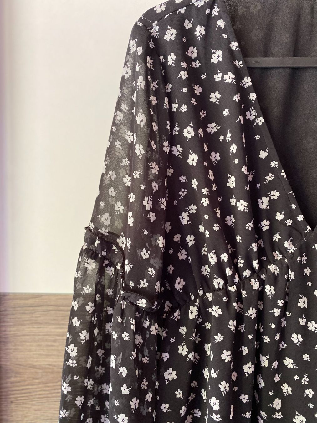 H&M Kleider: Robe fleurie noire - H&M – Gebraucht aus Rochefort von Audrey.Maire 2