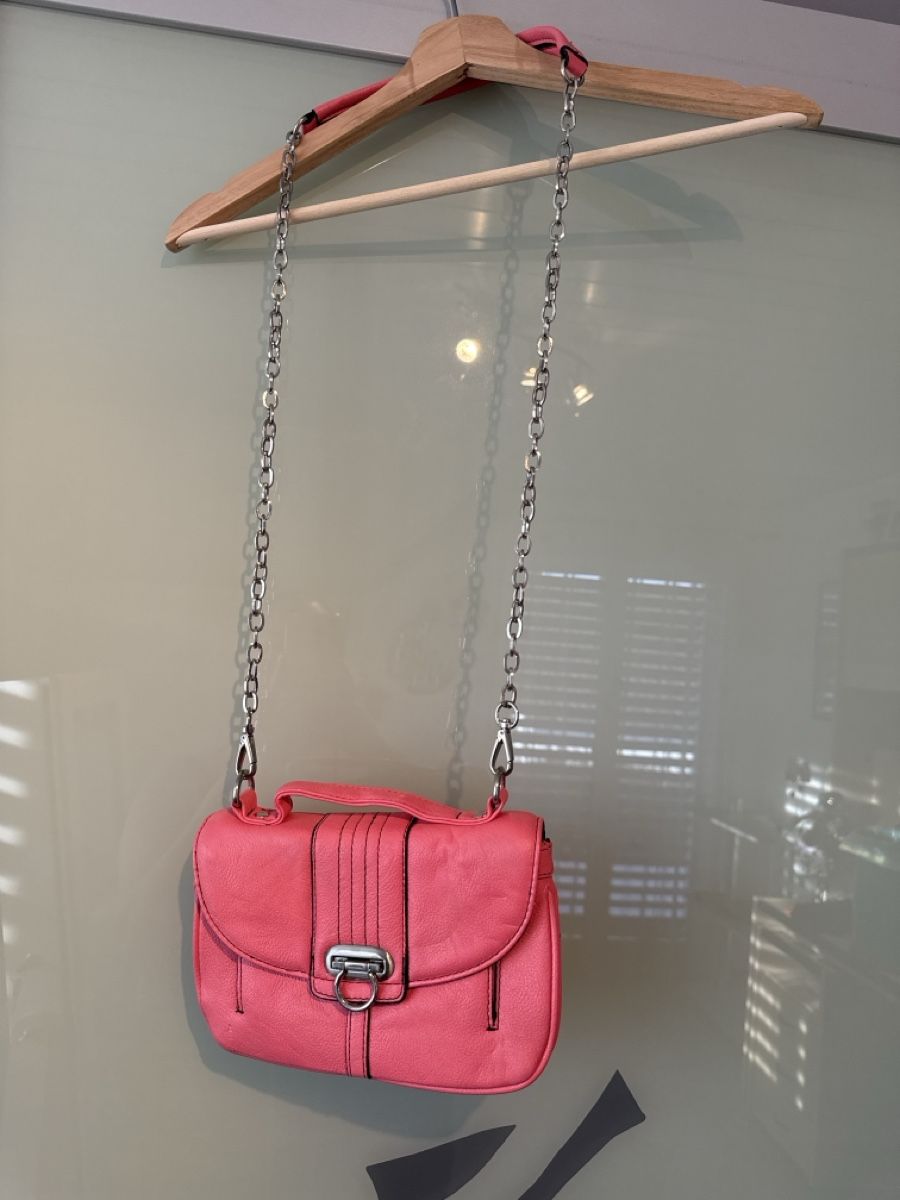 Taschen für Damen: Pinke Umhängetasche mit silberner Kette – Gebraucht aus Spreitenbach von nuvola90 1