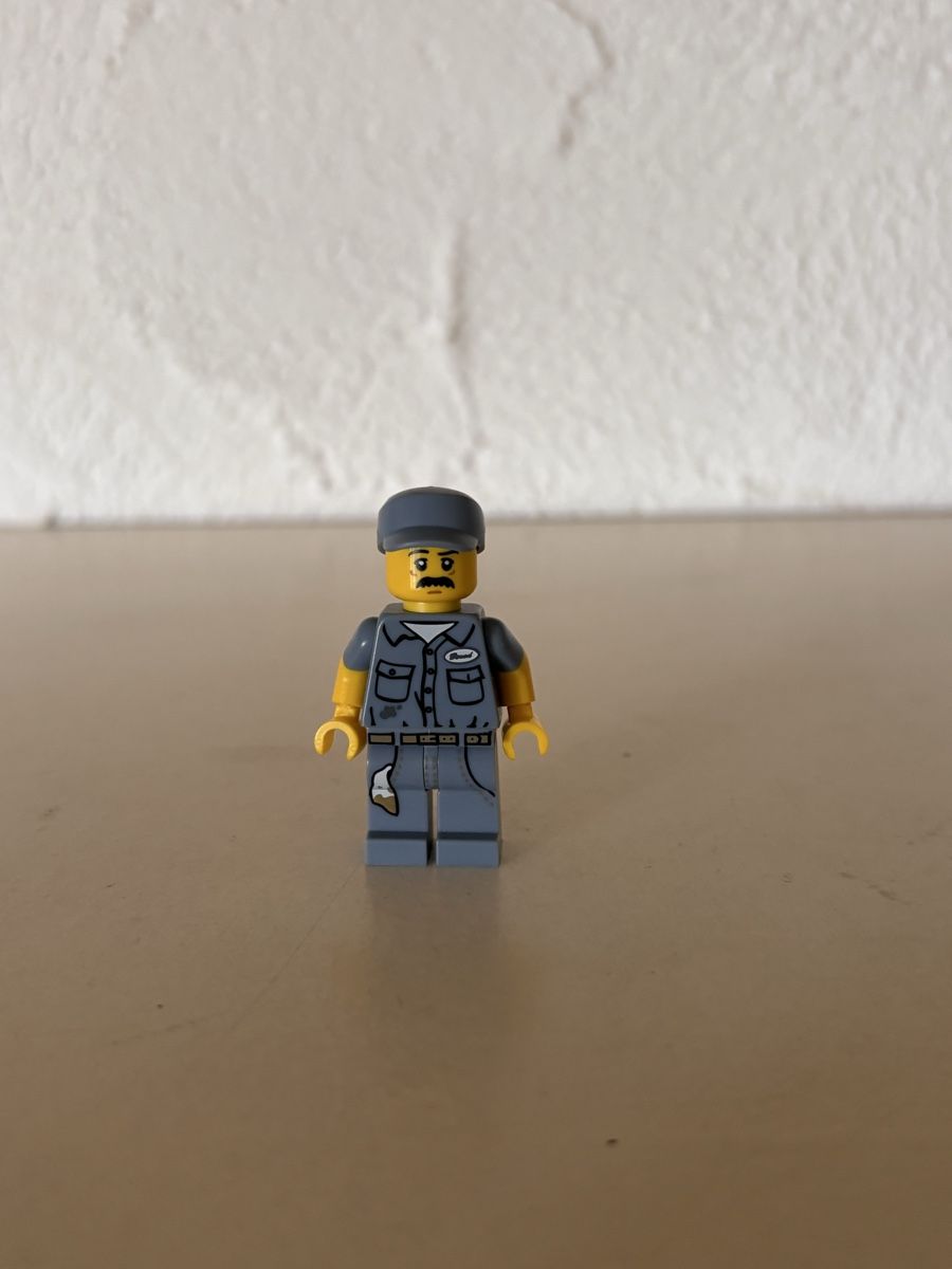 Lego Statuette: LEGO Hausmeister – Usato da Sissach venduto da Geopatral