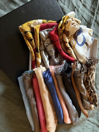 Lot de foulards en soie assortis dans boîte Chanel