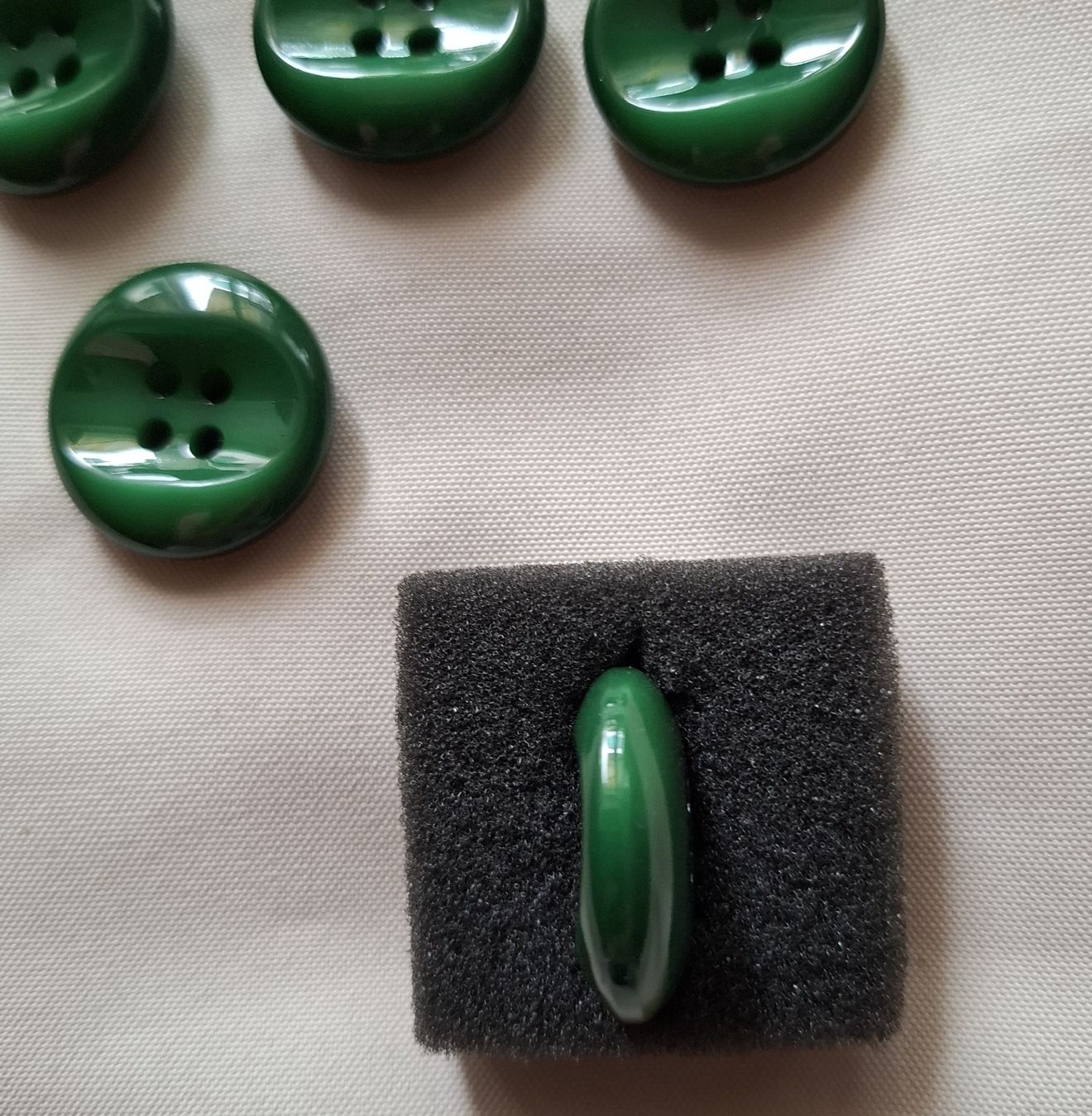 Knöpfe: 5 Waldgrüne Knöpfe, 26 mm. – Gebraucht aus Dietikon von Hirschkopf 2