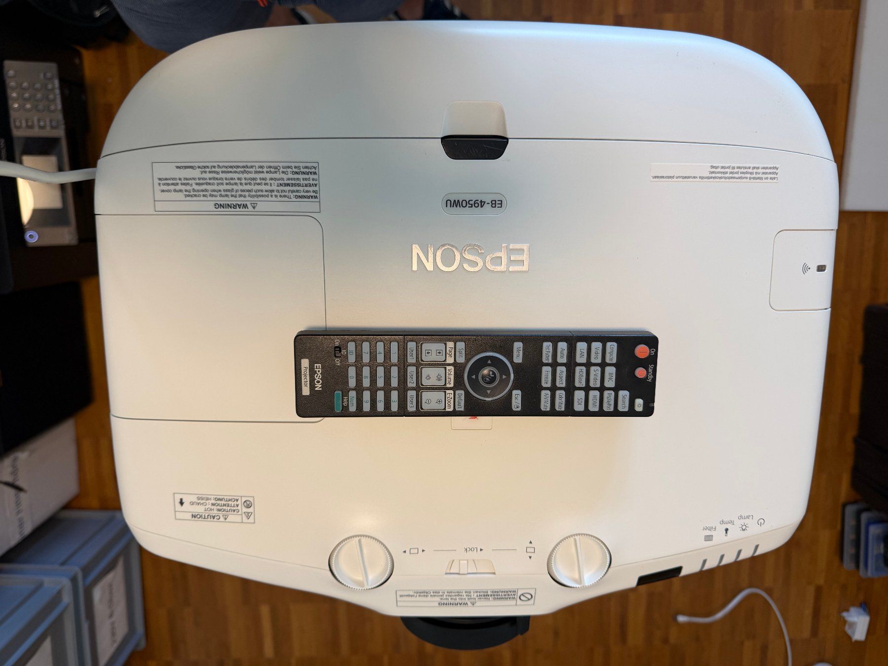 Epson Proiettori: Epson EB-4950WU mit Deckenhalterung – Usato da Saanen venduto da AV_Parts 4
