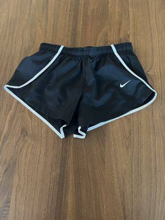 Nike Laufshorts Kinder, schwarz mit weissem Rand, Grösse S