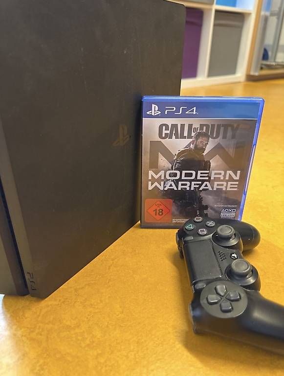 Consoles: PS4 Slim 500GB + Controller + COD MW  – D'occasion à Ormalingen par Mo2