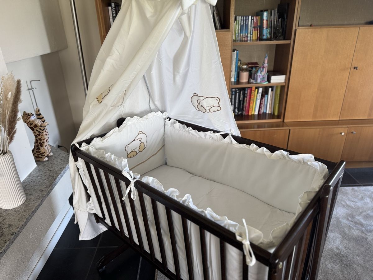 Letti: Baby Crib in Dark Wood – Usato da Bergdietikon venduto da NathalieC02 1