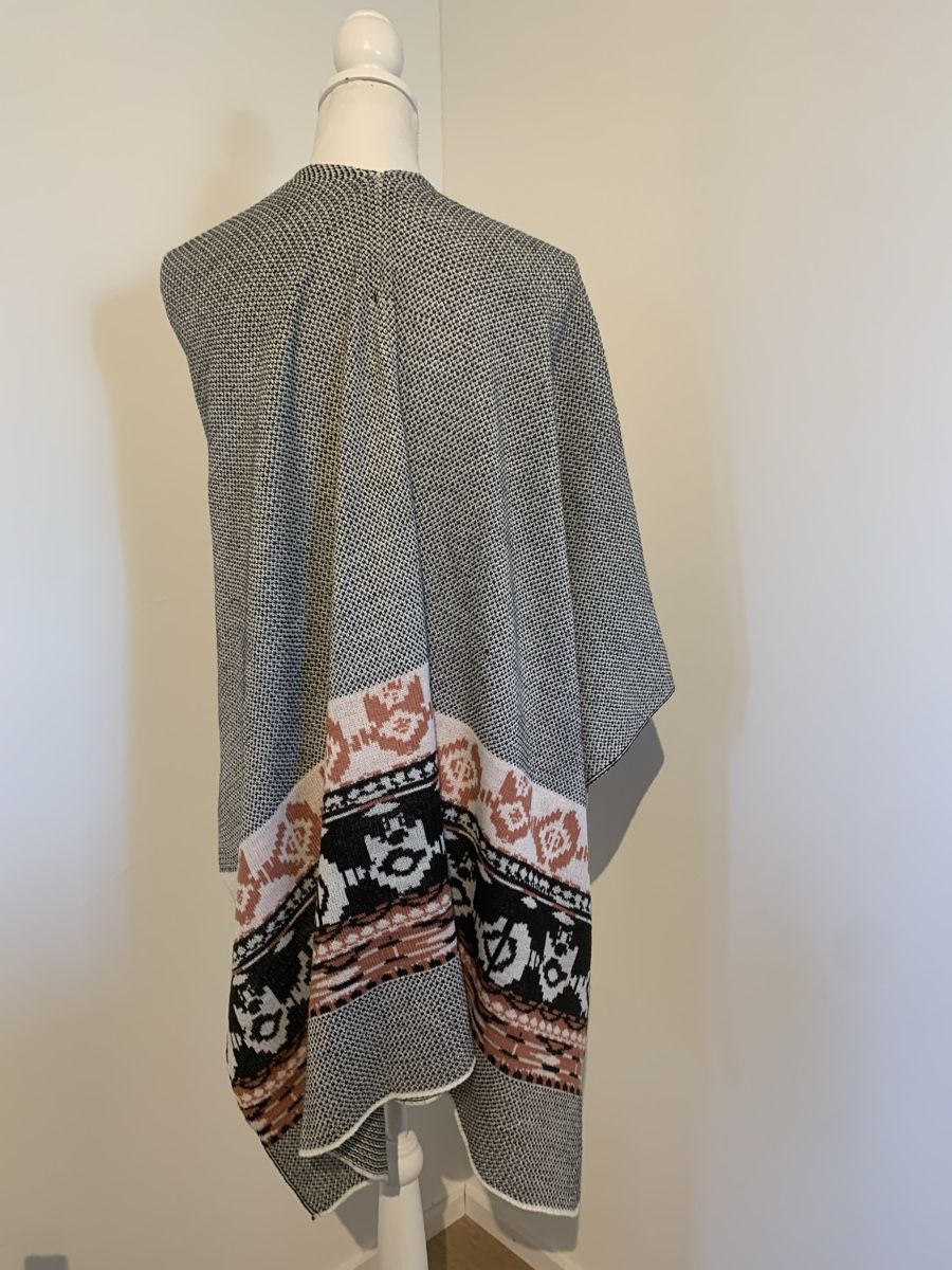 Altro in Moda donna: s.Oliver Strick-Poncho gemustert – Usato da Zürich venduto da ver_sb5p 2