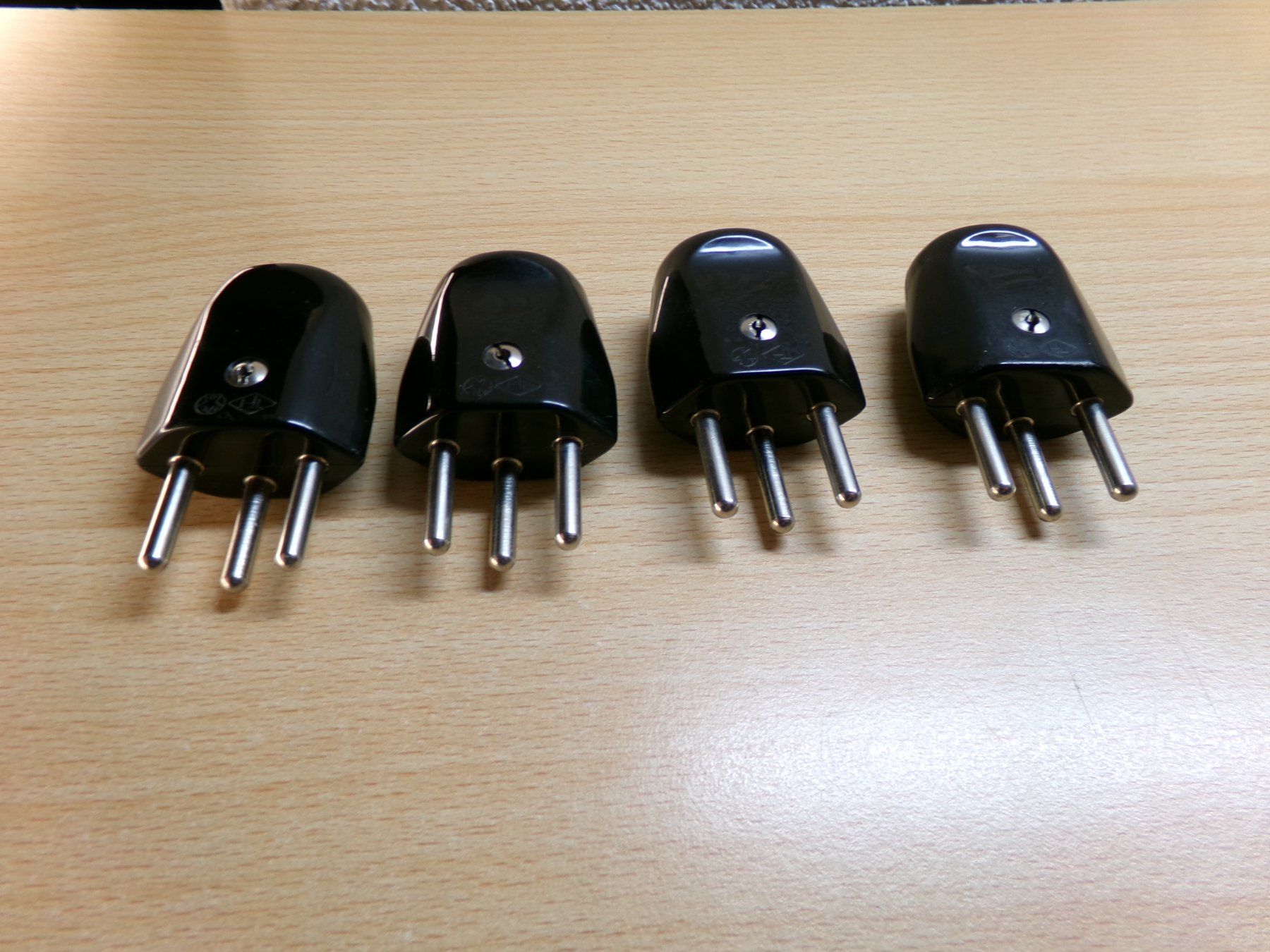 Spine: 4 Stecker Typ12 schwarz – Usato da Hombrechtikon venduto da Maloev17 1