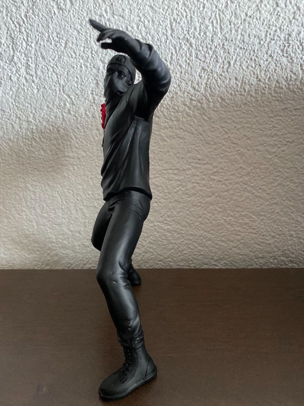 Statuette: BANKSY SKULPTUR FLOWER THROWER – Nuovo (secondo la descrizione) da Obersaxen venduto da Bob-omb 1