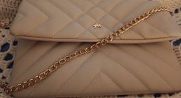 Elegante borsa a tracolla beige con catena dorata