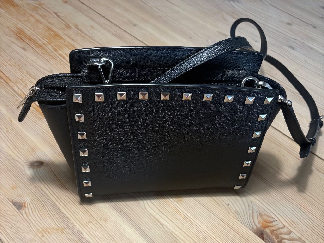 Michael Kors Taschen für Damen: Michael Kors black handbag with silver studs - chic! – Gebraucht aus Biel/Bienne von tam_r52h 1