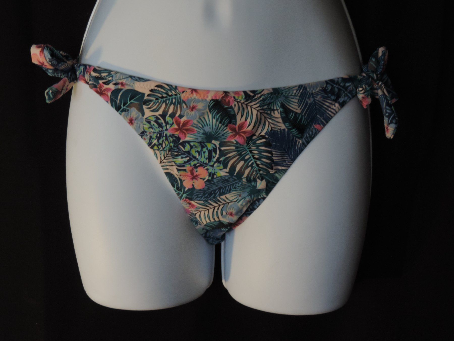 Costumi da bagno & Bikini: culotte de maillots de bain fleurs exotiques – Usato da Genève venduto da Axelle333 3