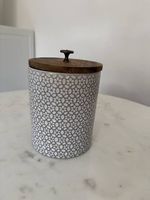 Pot en céramique motif floral et couvercle en bois