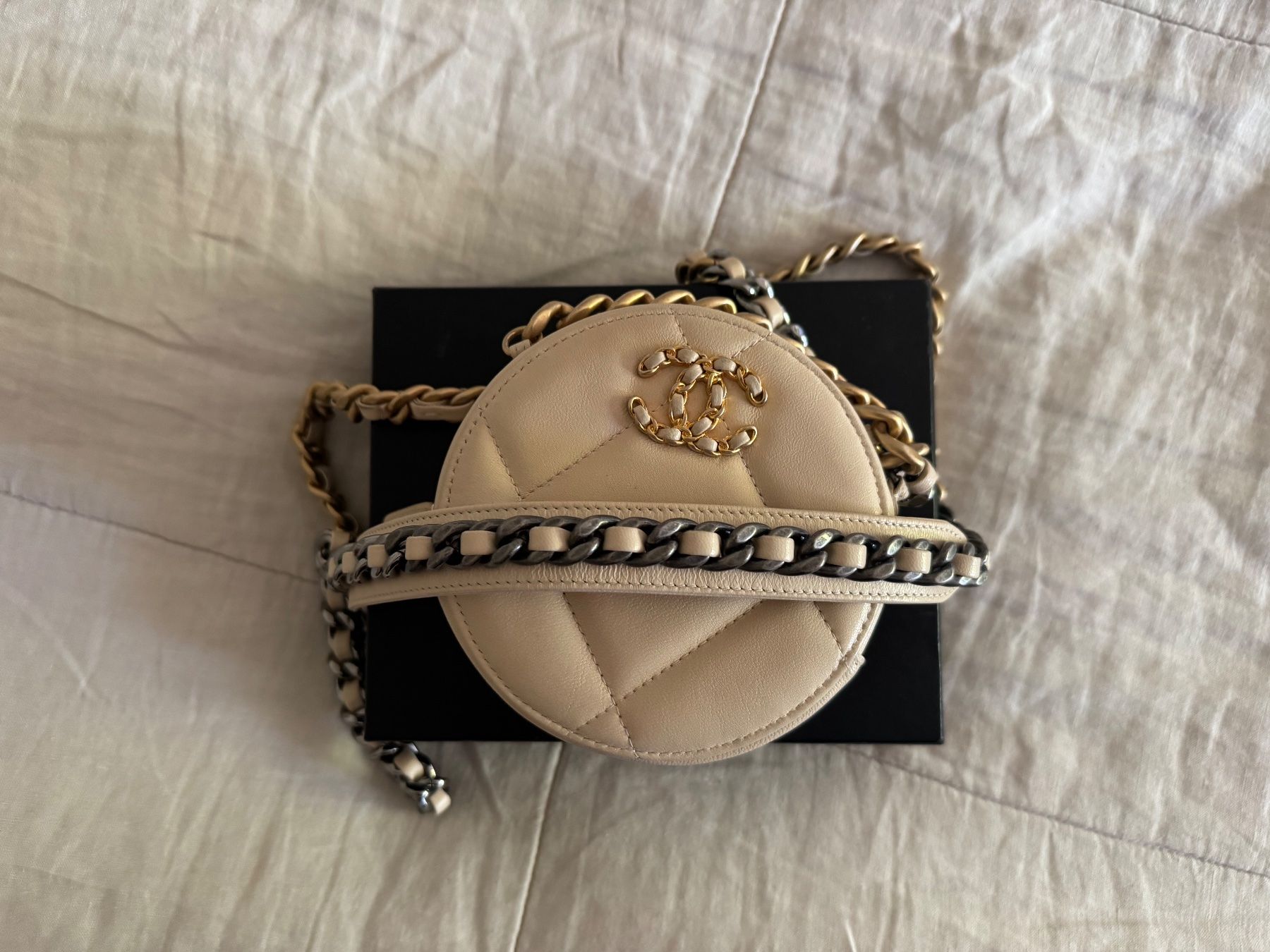 Chanel Borse da donna: Chanel 19 runde Clutch Lammleder Beige – Usato da Zürich venduto da juliazh 4