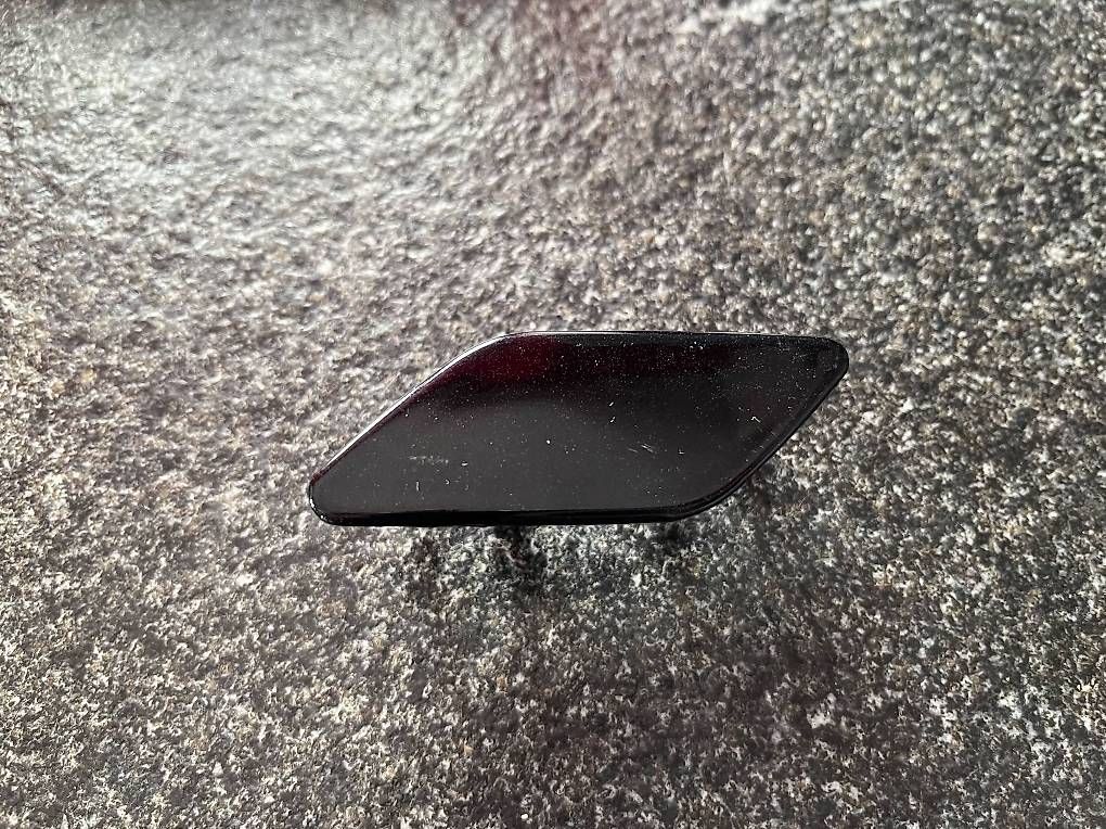 Alle Autoersatzteile: Cache de nettoyant phare gauche noir VW Scirocco 2009-14 – Gebraucht aus Forel (Lavaux) von th1984