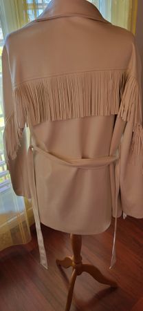 Veste en similicuire à franges