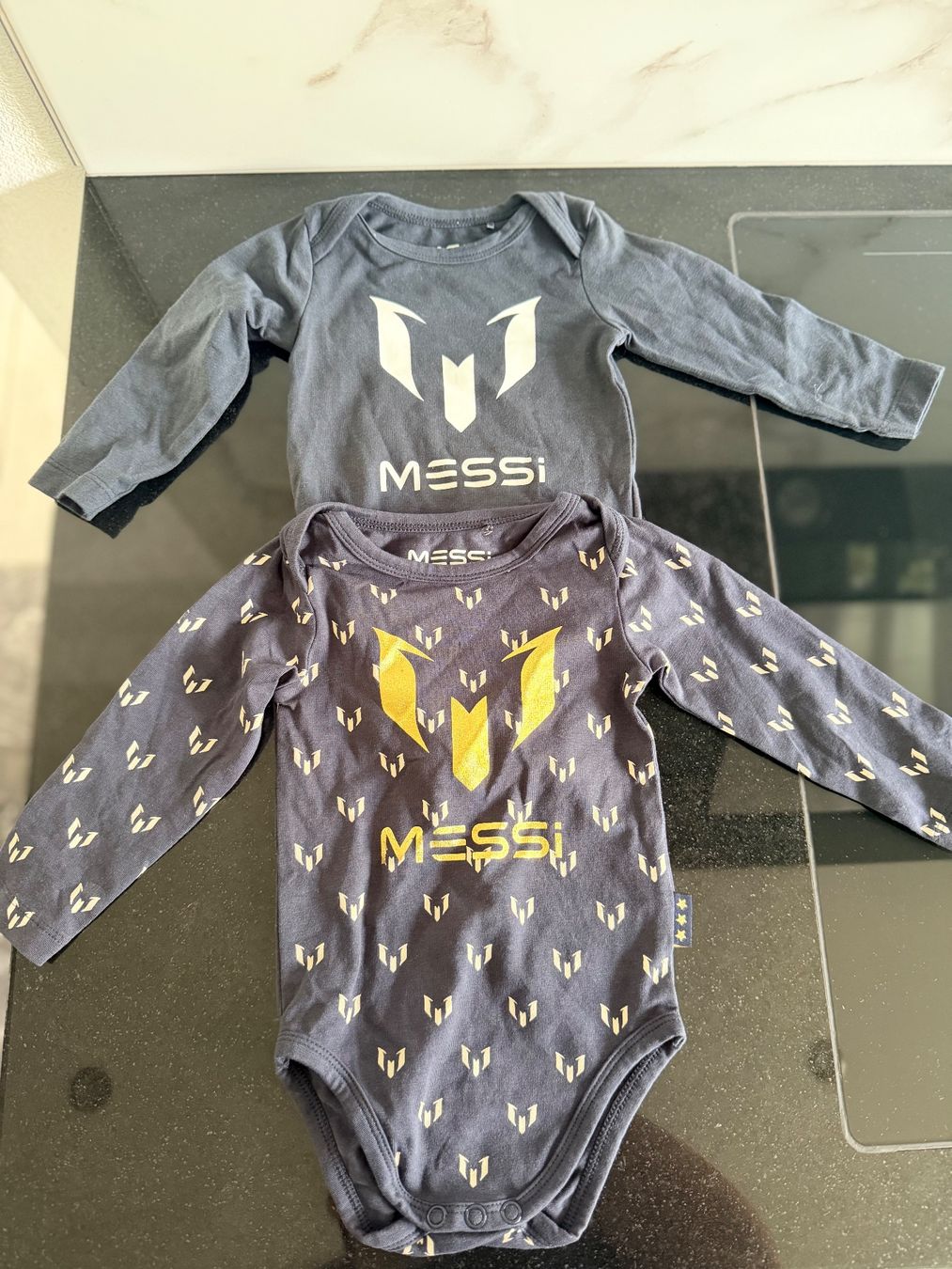 Lotti & Set di vestiti: Lot de 2 bodies Messi, 62/68 – Nuovo (secondo la descrizione) da La Neuveville venduto da mypinguin