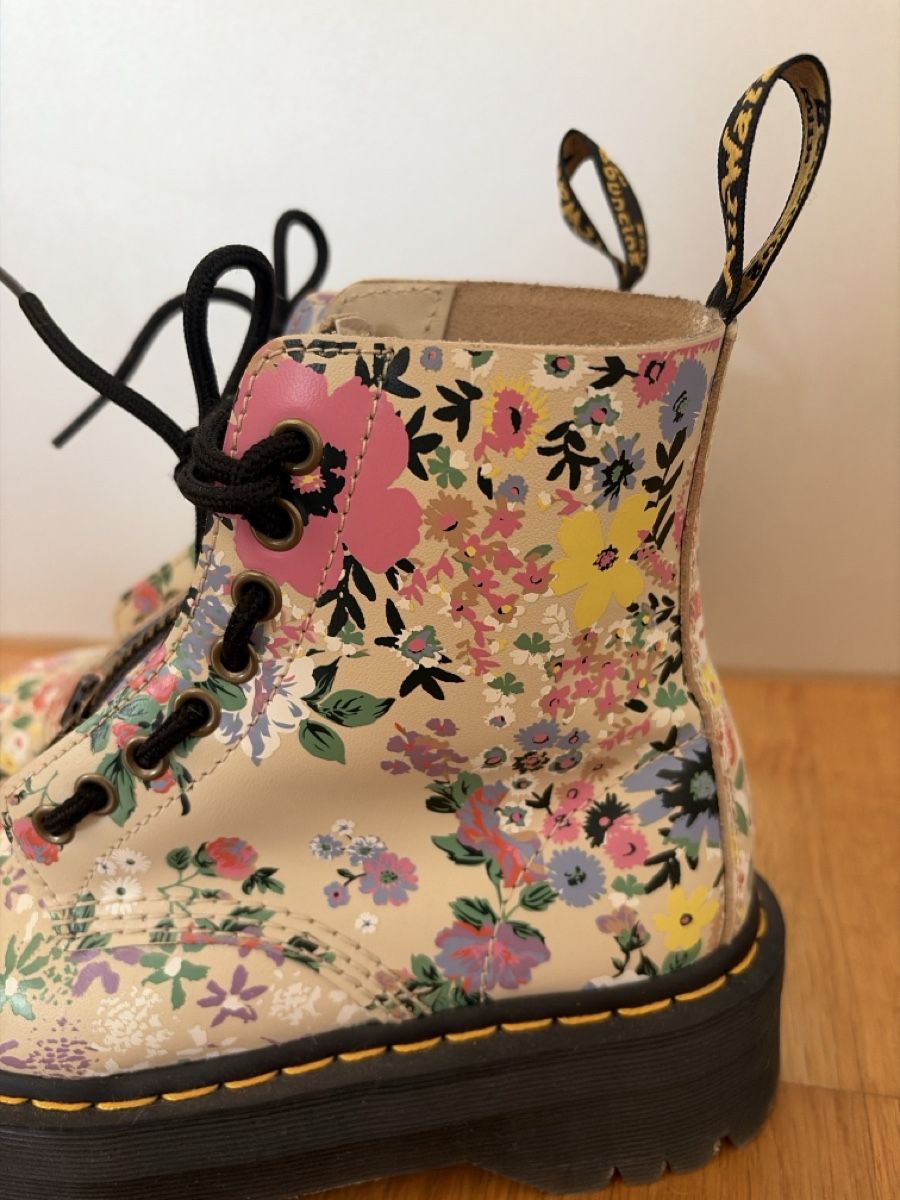 Dr. Martens Chaussures femmes: Dr. Martens SINCLAIR FLORAL MASH UP LEATHER PLATFORM BOOTS – D'occasion à Ittigen par fevo 3