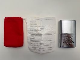 Neuer Taschenwärmer Benzin Handwärmer mit rotem Etui