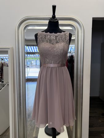 Elegantes Spitzenkleid für Sommerveranstaltungen. Größe 32