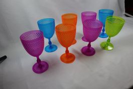 Acht farbige Plastikbecher im Diamant-Design