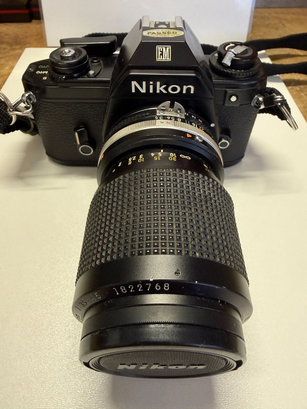 Nikon Fotocamera: Nikon EM mit 105mm 3.5-4.5 – Usato da Zollikofen venduto da Hegenenshop 1