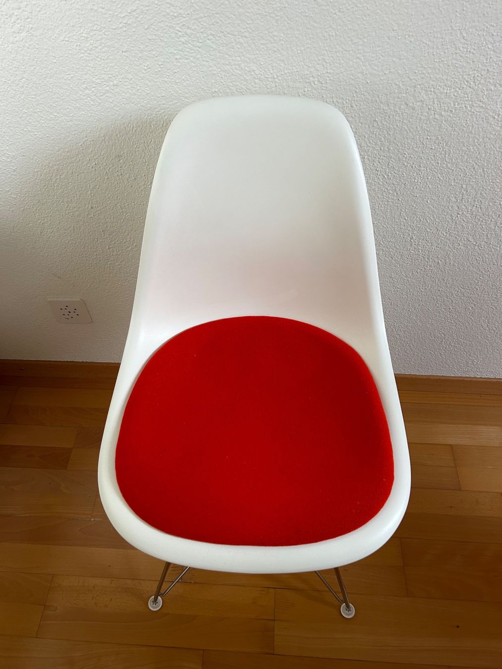 Vitra Sedie: Verkauft werden 8 Vitra Stuehle im Eames Stil – Usato da Männedorf venduto da din_9b25 2