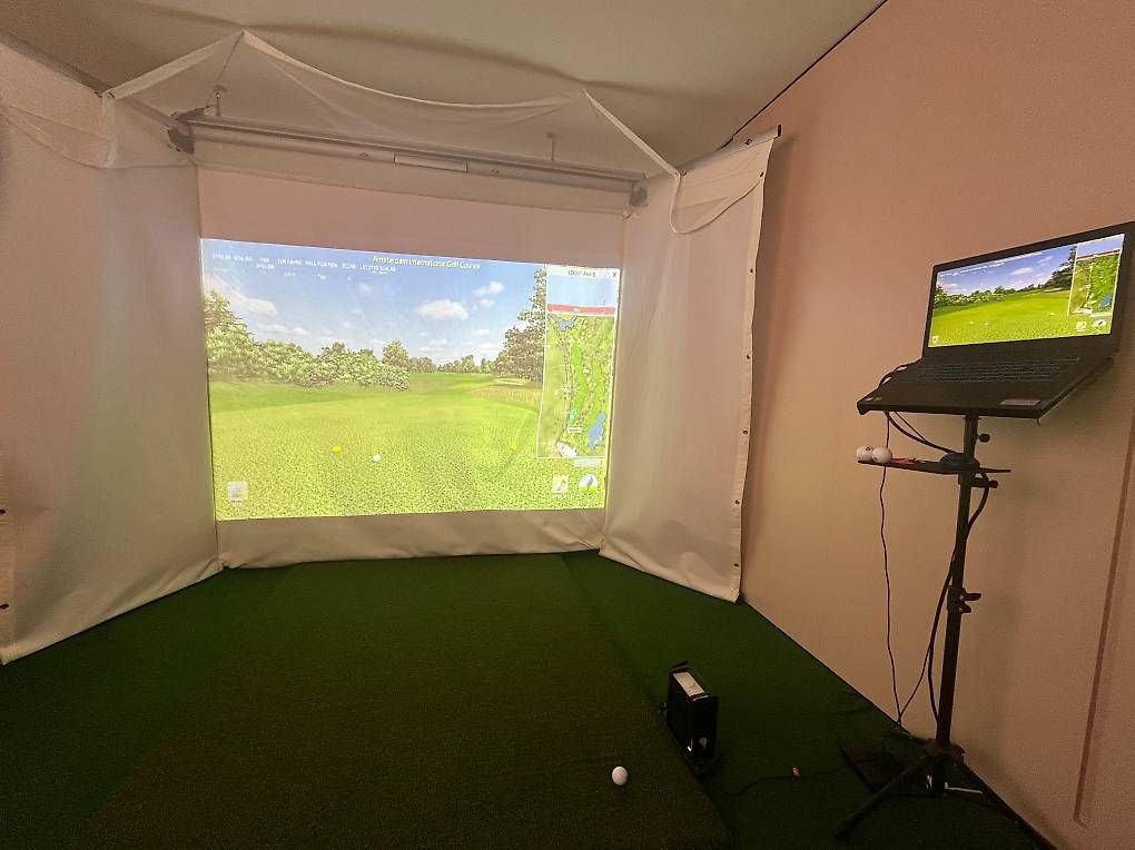 Proiettori:     SkyTrak Indoor Golfsimulator komplett mit PC & Beamer – Usato da Zürich venduto da Galvan