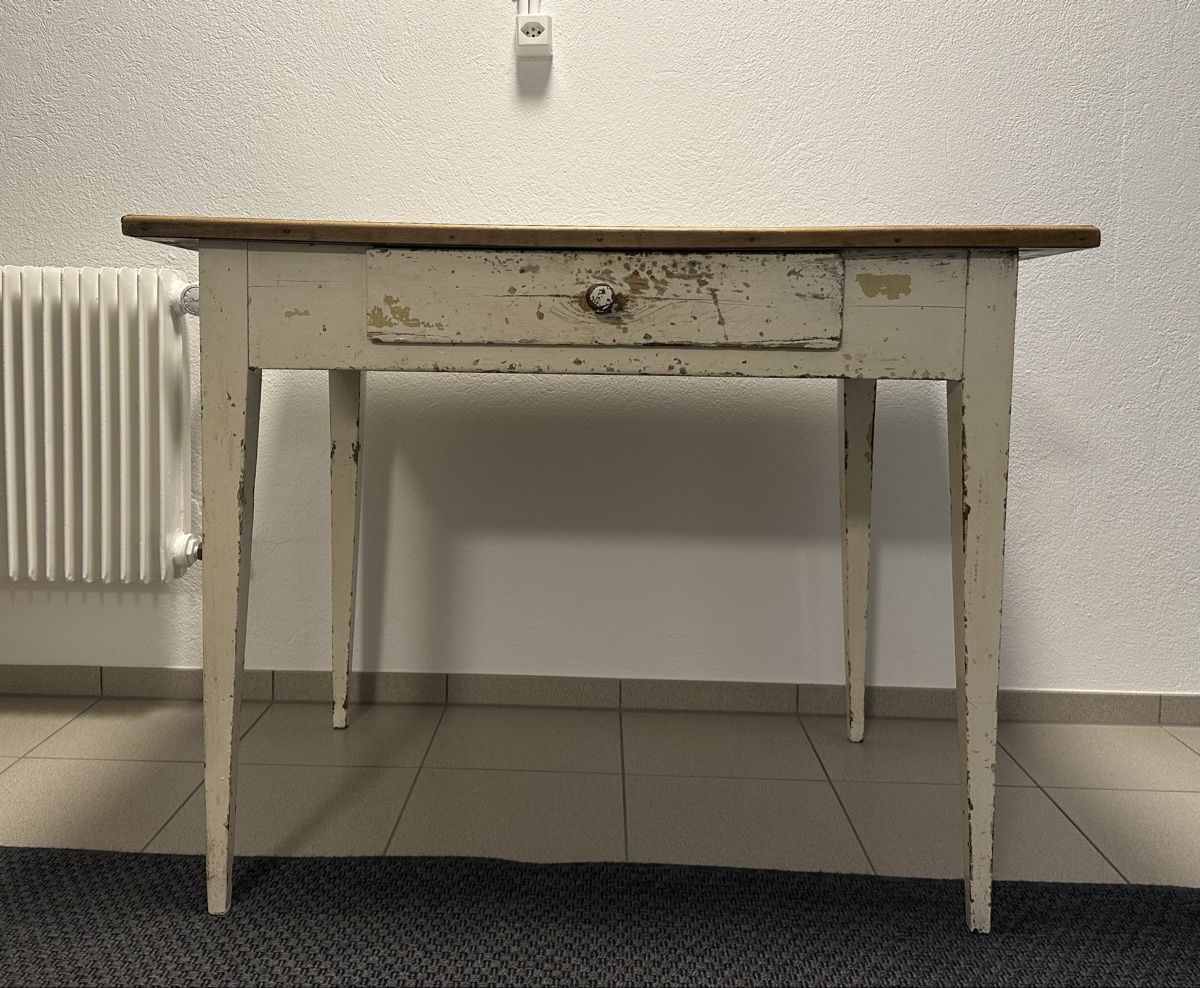 Tavoli: Antiker Tisch mit Schublade – Usato da Stans venduto da Osteophyt