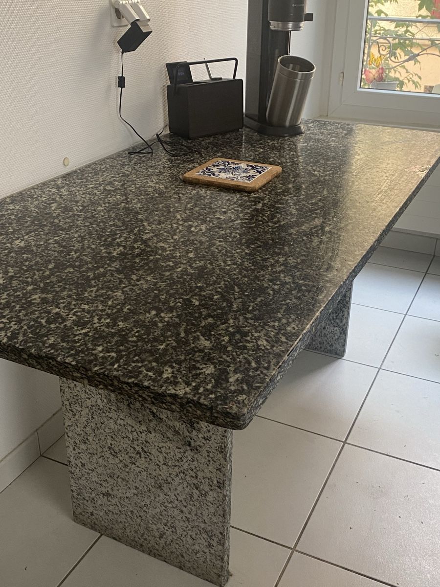 Tavoli: Magnifique table en Granite robuste et durable – Usato da Lausanne venduto da mar_pmn6