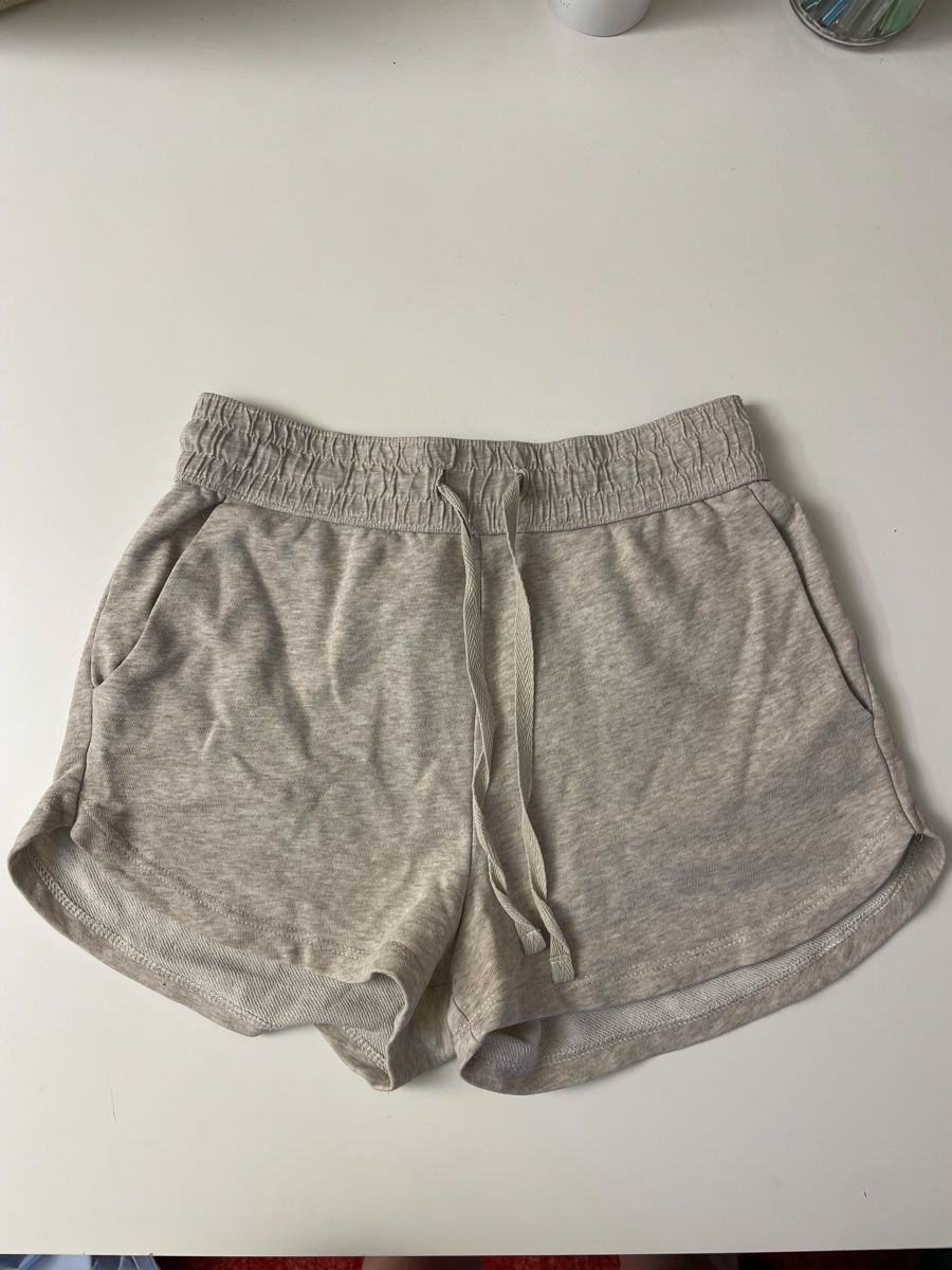 H&M Pantalons: Basic Shorts XS Damen Beige – D'occasion à Dittingen par nje_9nlt