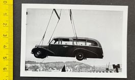 Autobus von A. Welti-Fuhrer Zürich Ankunft per Kran 1950